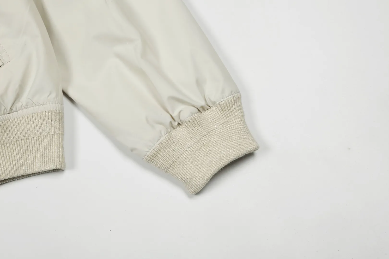 P320 White background picture [Evergreen all year round] Style number: 25025# (on sale all year round) Color: black/light card/gray white Size: S to XL - Ralph Lauren/Ralph Lauren SS25 new double-layer windproof and water-repellent classic old cadre style light casual jacket - double-layer design same color inside and outside S237 high-density micro-water-repellent craft fabric (100% T) ✅ | - Custom-woven double-layer rabbit velvet needle thread, non-market wrong version of mercerized cotton ✅ - Customized two-color webbing strip on the back collar, with zipper side pockets inside ✅ - POLO brand zipper, genuine leather zipper piece, dark and light two-color buttons ✅ - RL25SS new jacket The fabric is made of lightweight polyester fiber, windproof and waterproof, more lightweight, suitable for traveling or daily outdoor sports, simple line design and wide and neat tailoring, unisex style for both men and women Good for commuting, classic and durable